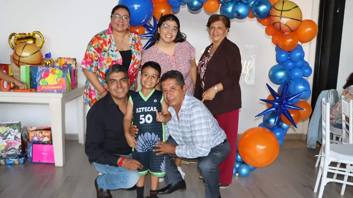 FOTO PRINCIPAL SJR La familia Espinosa Galvan celebrando a Miguel